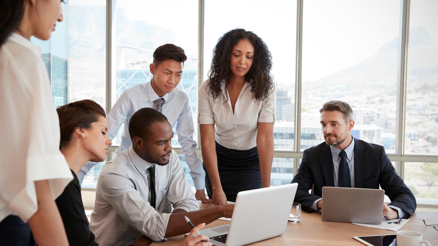 L'image montre un groupe de cinq personnes dans un cadre professionnel, suggérant une discussion liée aux ressources humaines.