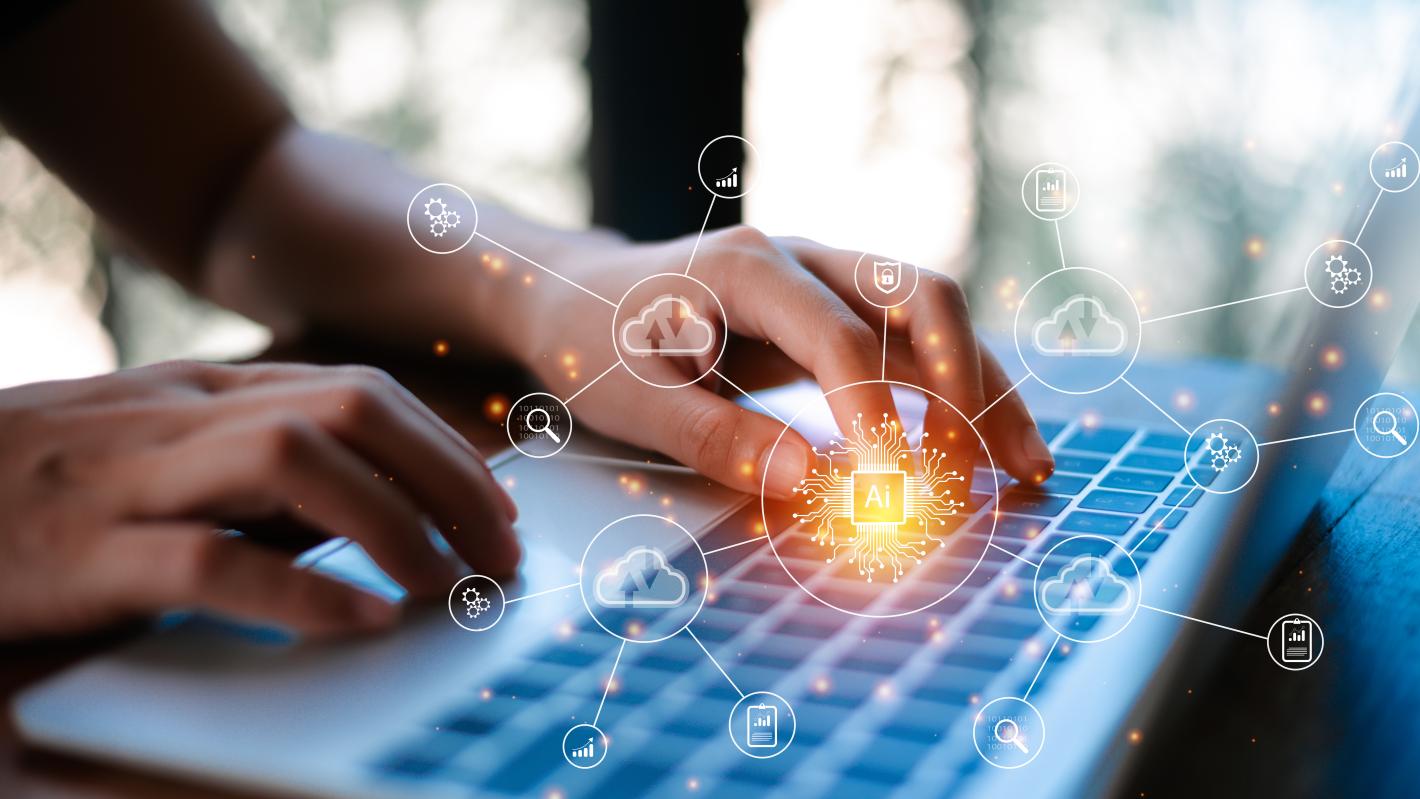 une paire de mains tapant sur le clavier d'un ordinateur portable et des images superposées de diverses icônes et graphiques numériques représentant des informations telles que le cloud computing, le transfert de données et les algorithmes d'IA